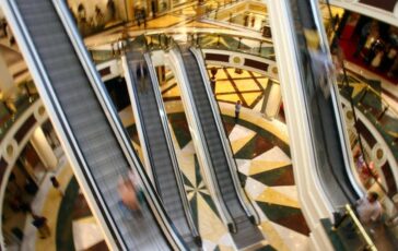 Roma rapina in gioielleria del centro commerciale Euroma2 irruzione con picconi e fumogeni 364x230