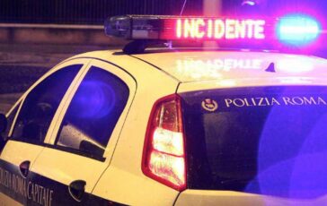 Roma scontro fra due auto in via Tuscolana 2 morti e due bimbi estratti da lamiere 364x230