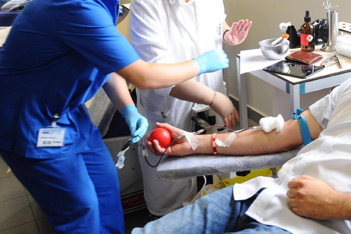 Sangue solo da donatori non vaccinati, è boom di richieste e negli Usa scatta l'alert