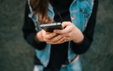 Social vietati agli under 15 la svolta della Grecia Serve una maggiore eta digitale in Ue 364x230