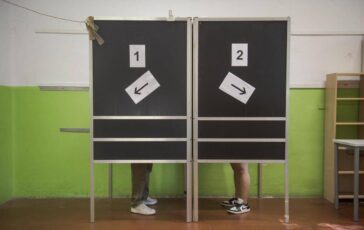 Sondaggio politico Fratelli dItalia in stallo e giu il Pd 364x230