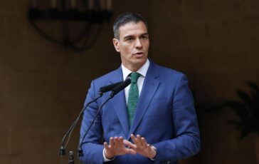 Spagna approva regolarizzazione di circa 500mila migranti senza documenti 364x230