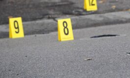 Spara tre volte contro la palazzina di fronte poi si toglie la vita 265x160