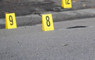 Spara tre volte contro la palazzina di fronte poi si toglie la vita 364x230