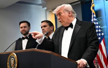 Spari alla cena con i giornalisti della Casa Bianca Trump portato al sicuro 364x230