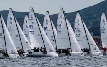 Svi 2026 le prime imbarcazioni doppiano lo scoglio di Capri e tornano verso Livorno 364x230