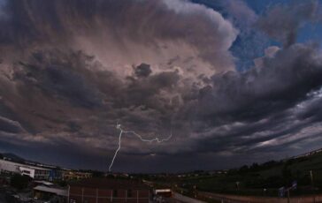 Temporali grandine e raffiche di vento scatta lallerta gialla in 8 regioni 364x230