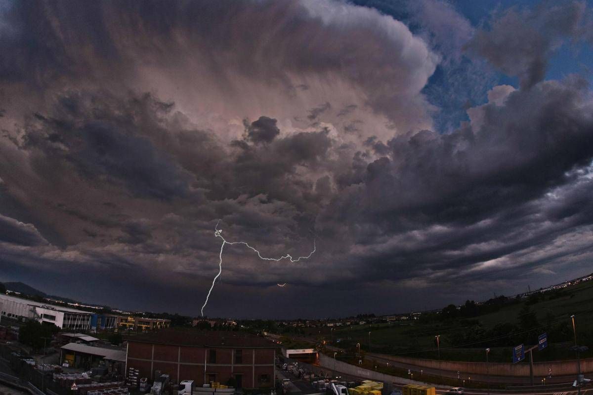 Temporali, grandine e raffiche di vento: scatta l'allerta gialla in 8 regioni