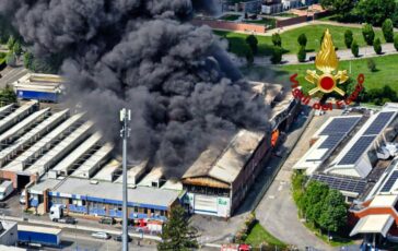 Torino maxi incendio a Beinasco evacuate case vicine. Sindaco Tenete chiuse le finestre 364x230