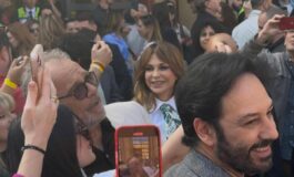 Tornano I Cesaroni bagno di folla per il cast al teatro Palladium di Roma 265x160