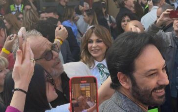 Tornano I Cesaroni bagno di folla per il cast al teatro Palladium di Roma 364x230