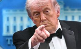Trump Viviamo in un mondo folle. Aggressore ispirato dai No Kings 265x160