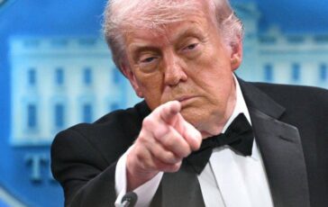 Trump Viviamo in un mondo folle. Aggressore ispirato dai No Kings 364x230