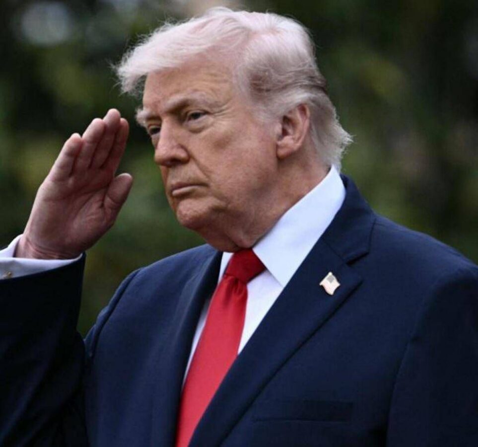 Trump boccia la proposta dell'Iran, Hormuz resta chiuso: "Teheran sta per crollare"