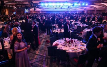 Trump in fuga per spari a Washington un eroe resta a tavola 364x230