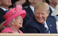 trump la stima per elisabetta lultimo ritratto della regina nel salone di mar a lago 2