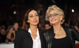 Un mese senza Enrica Bonaccorti il gesto di Renato Zero al concerto labbraccio con Verdiana 265x160