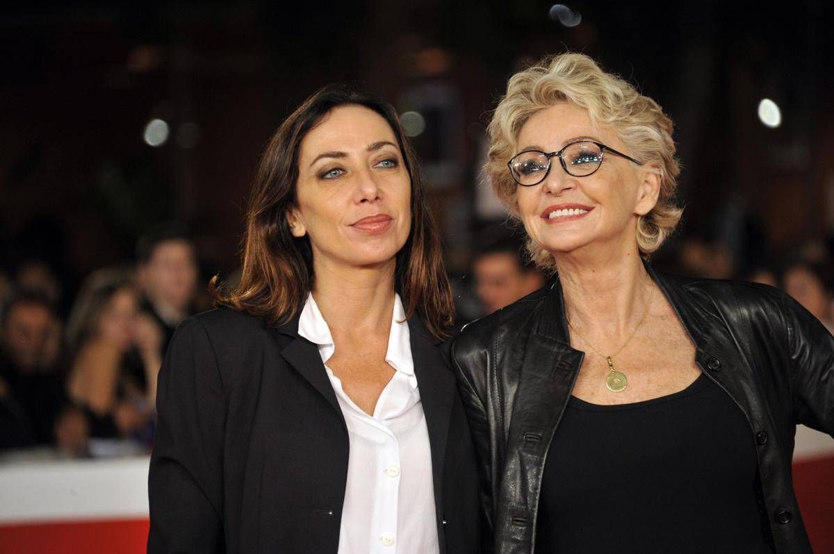 Un mese senza Enrica Bonaccorti, il gesto di Renato Zero al concerto: l'abbraccio con Verdiana