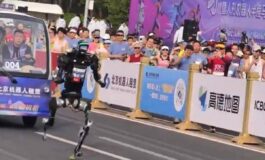 Un robot batte gli uomini con record assurdo nella mezza maratona di Pechino Il video 265x160