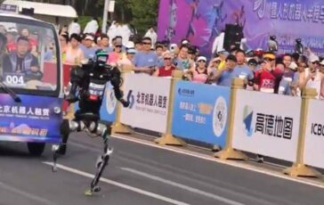 Un robot batte gli uomini con record assurdo nella mezza maratona di Pechino Il video 364x230