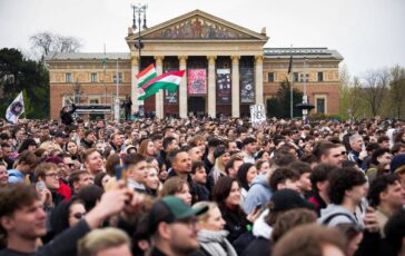 Ungheria domani la sfida Orban Magyar. Decine di migliaia al mega evento contro il primo ministro 364x230