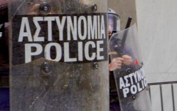 Uomo armato spara nel centro di Atene almeno 5 feriti 364x230