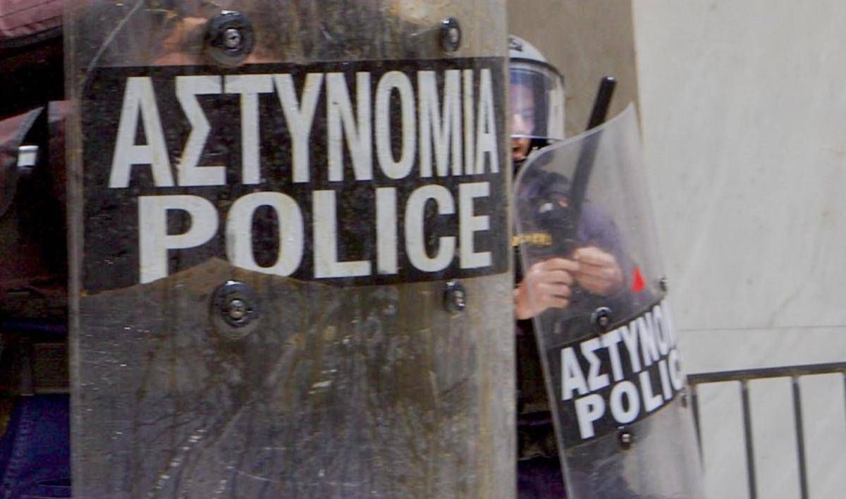 Uomo armato spara nel centro di Atene, almeno 5 feriti