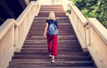 Usare le scale e non lascensore oggi liniziativa anti sedentarieta del No Elevators Day 364x230