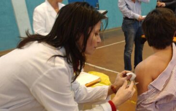 Vaccinazione anti meningite per chi va nelle aree a rischio come dove e perche 364x230