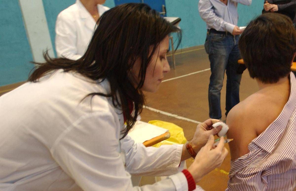 Vaccinazione anti-meningite per chi va nelle aree a rischio: come, dove e perché