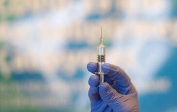 Vaccino combinato Covid e influenza il via libera in Ue chi potra farlo 364x230