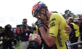 Van Aert vince la Parigi Roubaix davanti a Pogacar 265x160