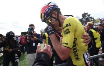 Van Aert vince la Parigi Roubaix davanti a Pogacar 364x230