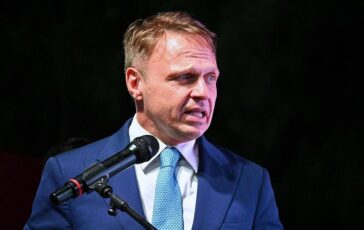 Vino Lollobrigida Basta allarmi su etichette da burocrati di Bruxelles 364x230