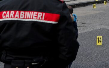 si butta dal balcone con tre figli