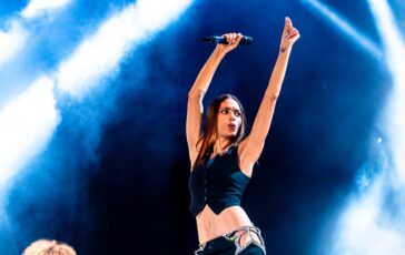 001-celebre-relazione-cantante-ballerina-corpo-ballo