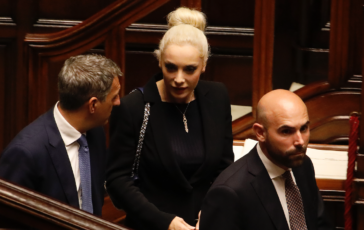 001-due-ultime-amanti-silvio-berlusconi-si-rincorrono-muso-duro