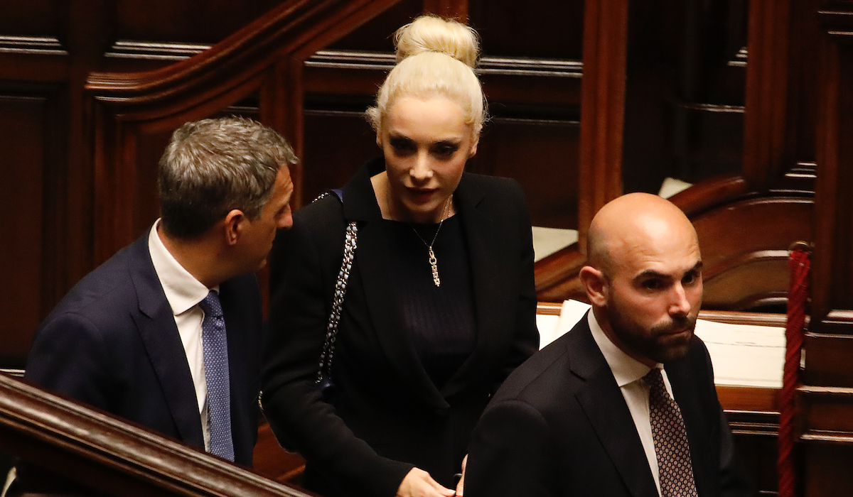 001-due-ultime-amanti-silvio-berlusconi-si-rincorrono-muso-duro