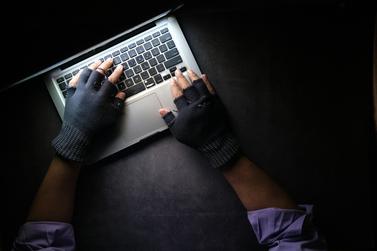 Estradato dall'Italia hacker cinese ricercato negli Usa: è accusato di spionaggio sui vaccini Covid