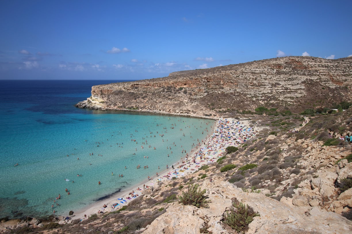 https://static.adhubmedia.com/notizie_it/wp-content/uploads/2026/04/lampedusa-spiagge-piu-belle-sicilia.jpg
