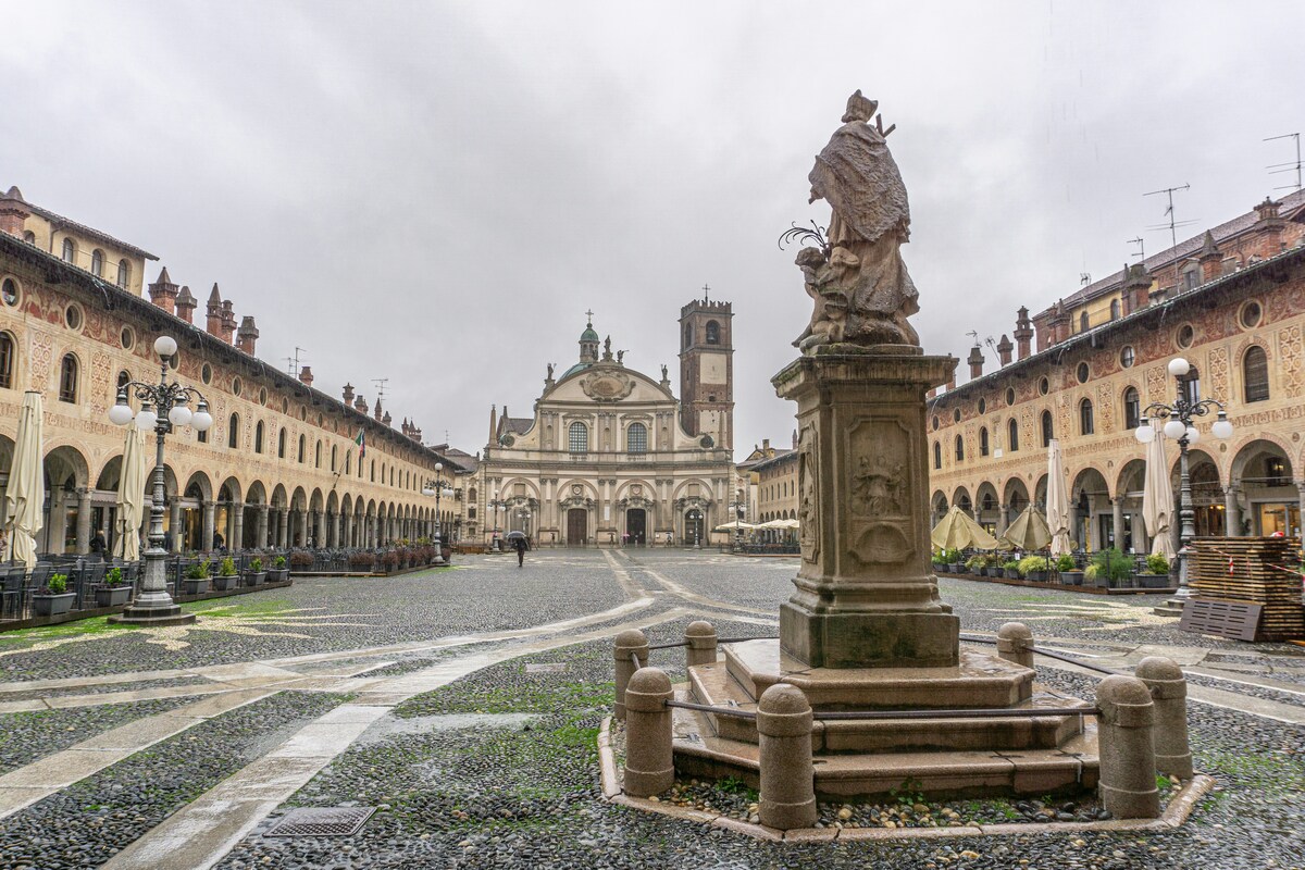 "E' un uomo perseguitato": Massimo Lovati lascia l'avvocatura e si candida a sindaco di Vigevano