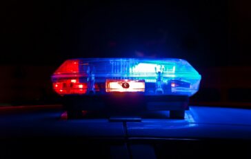 uccide figlio aeroporto