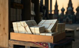 Prima edizione russa dell'autobiografia di Khamenei in distribuzione nazionale