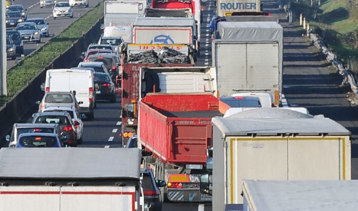 Schianto tremendo sulla tangenziale Ovest: auto contro camion, un uomo è morto