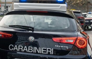 Spaventoso incidente sulla SP 413: tremendo schianto tra un'auto e un pulmino