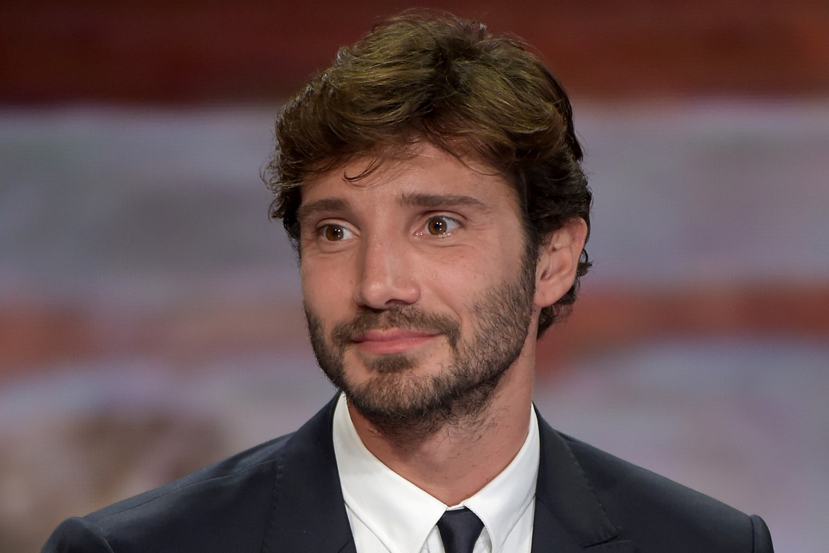 “Indeciso tra due donne", l'indiscrezione su Stefano De Martino: c'entra Sanremo 2027