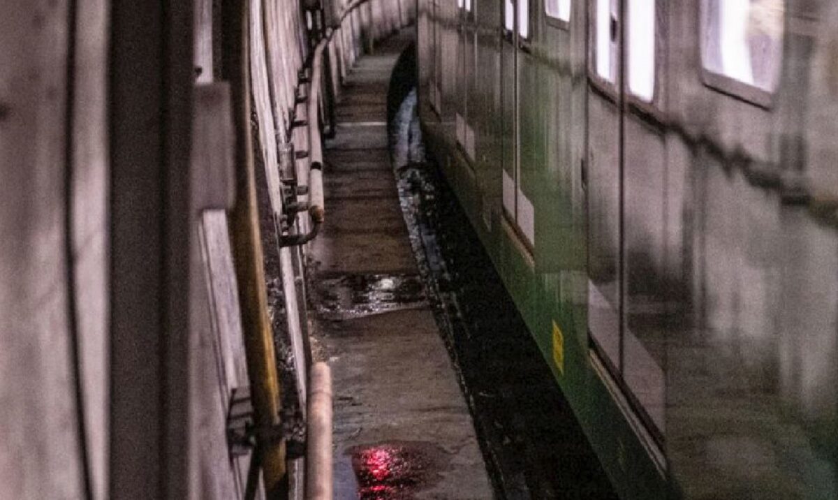 Terrore in banchina: sconosciuto spinge un passeggero in attesa del treno