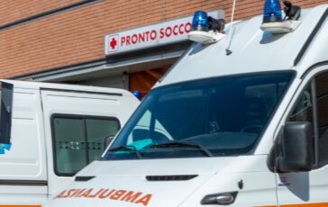 madre si getta dal terzo piano figli