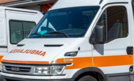 Tragedia a Fiumicino, auto travolge un pedone e si ribalta: un morto e tre feriti