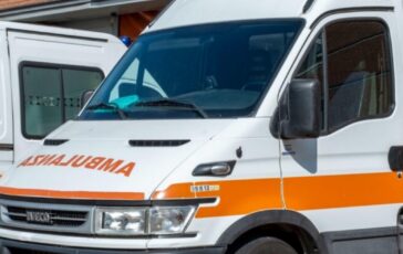 Tragedia a Fiumicino, auto travolge un pedone e si ribalta: un morto e tre feriti